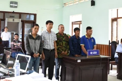 5 bị cáo tại phiên tòa phúc thẩm do Tòa án nhân dân tỉnh Kon Tum xét xử. (Ảnh: Quang Thái/TTXVN)