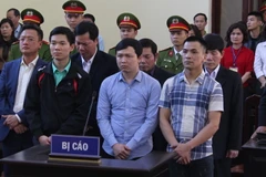 Các bị cáo nghe Hội đồng xét xử tuyên án. (Ảnh: Vũ Hà/TTXVN)