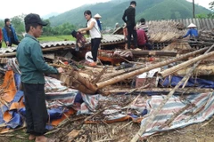 Người dân khẩn trương khắc phục hậu quả thiên tai. (Nguồn: TTXVN phát)
