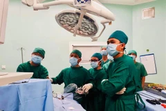 Các bác sỹ Bệnh viện Nhi đồng Thành phố Hồ Chí Minh phẫu thuật sửa chữa cùng lúc 2 dị tật bẩm sinh cho trẻ sơ sinh 3 giờ tuổi. (Nguồn: TTXVN phát).