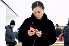 Người tiêu dùng lựa chọn sản phẩm iPhone trong cửa hàng bán lẻ của Apple ở Bắc Kinh. (Nguồn: Getty Images)