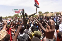 Hàng nghìn người biểu tình tập trung bên ngoài trụ sở quân đội tại thủ đô Khartoum ngày 14/4. (Nguồn: AFP/TTXVN)