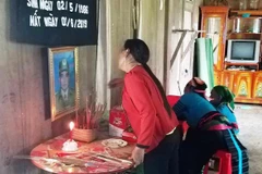 Tặng huy hiệu “tuổi trẻ dũng cảm” cho hai thanh niên giúp dân trong lũ