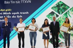 Ban tổ chức trao giải cho các Nhà báo ở thể loại Báo in-báo điện tử. (Ảnh: Mỹ Phương/TTXVN)
