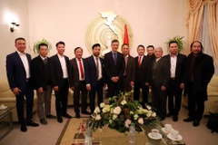 Đại sứ Nguyễn Minh Vũ chụp ảnh lưu niệm cùng đại diện cộng đồng người Việt tại Đức. (Ảnh: Phạm Thắng/Vietnam+)