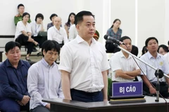 Bị cáo Phan Văn Anh Vũ khai báo trước tòa. (Ảnh: Văn Điệp/TTXVN)