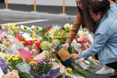 Đặt hoa tưởng niệm các nạn nhân vụ xả súng ở Christchurch, New Zealand, ngày 16/3. (Nguồn: THX/TTXVN)