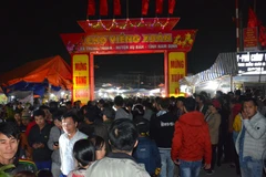 Hình ảnh du khách tấp nập đến chợ Viềng "cầu may" đầu năm