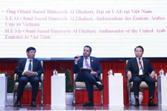 Đại sứ Các tiểu vương quốc Arab thống nhất (UAE) tại Việt Nam Obaid Saeed Bintaresh Al Dhaheri (giữa) phát biểu tham luận. (Ảnh: Lâm Khánh/TTXVN)