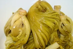 Cần Thơ tiêu hủy hơn 2 tấn dưa cải có chứa chất vàng ô