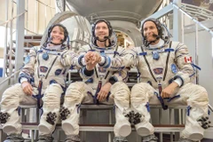 3 phi hành gia Oleg Kononenko người Nga (ở giữa), Anne McClain (trái) thuộc NASA và David Saint-Jacques thuộc Cơ quan Hàng không vũ trụ Canada. (Nguồn: NASA)