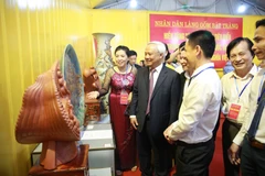 Phó Chủ tịch Quốc hội Uông Chu Lưu và các đại biểu thăm sản phẩm tại khu trưng bày giới thiệu sản phẩm gốm sứ tiêu biểu của Bát Tràng và các làng nghề truyền thống. (Ảnh: Mạnh Khánh/TTXVN)