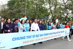 Thủ tướng Nguyễn Xuân Phúc và các đại biểu cùng tham gia đi bộ trên đường Đinh Tiên Hoàng, hưởng ứng Năm an toàn cho phụ nữ và trẻ em. (Ảnh: Thống Nhất/TTXVN)