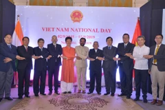 Các vị khách chính tham dự buổi lễ chụp ảnh kỷ niệm. (Ảnh: Huy Lê/Vietnam+)