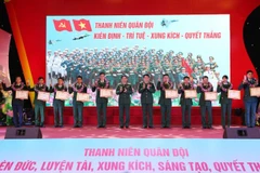 Đại tướng Lương Cường và Thượng tướng Phan Văn Giang trao Bằng khen của Bộ trưởng Bộ Quốc phòng cho các Gương mặt trẻ tiêu biểu toàn quân năm 2018. (Ảnh: Dương Giang/TTXVN)