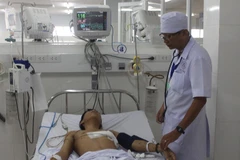 Bệnh nhân Nguyễn Thành Nhân sau ca phẫu thuật. (Ảnh: Huỳnh Sử/TTXVN)