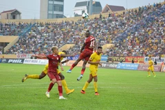 Pha tranh bóng giữa cầu thủ hai đội. (Ảnh: Công Luật/TTXVN)