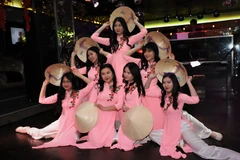 Tiết mục biểu diễn tại “Phiên Chợ tết 2019.” (Ảnh: Anh Đức/Vietnam+)