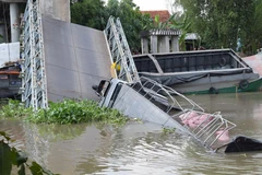 Hiện trường cầu Tân Nghĩa (huyện Cao Lãnh, tỉnh Đồng Tháp) bị sập nhịp giữa. (Ảnh: Chương Đài/ TTXVN)