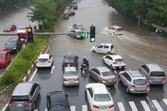 Đường Đàm Quang Trung, quận Long Biên, Hà Nội bị ngập sâu hơn nửa mét. (Ảnh: Đức Thanh/TTXVN)