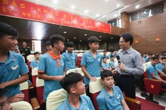 Phó Thủ tướng Vũ Đức Đam nói chuyện thân mật với các học viên trẻ tại Trung tâm thể thao Viettel. (Ảnh: Trọng Đạt/TTXVN)
