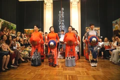 Trình diễn áo dài tại chương trình. (Ảnh: Tâm Hằng/Vietnam+)