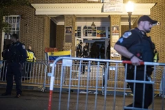 Cảnh sát Mỹ di chuyển rào chắn trước khi xâm nhập tòa nhà Đại sứ quán Venezuela ở Washington, DC đêm 13/5/2019. (Nguồn: AFP/TTXVN)