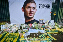 Hoa được đặt trước lối vào của trung tâm huấn luyện La Joneliere ở La Chapelle-sur-Erdre vào ngày 25/1/2019, bốn ngày sau khi máy bay chở tiền đạo người Argentina Emiliano Sala biến mất trong chuyến bay từ Nantes. (Nguồn: AFP)