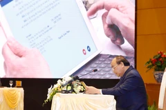 Thủ tướng Nguyễn Xuân Phúc chủ trì phiên họp Chính phủ bằng e-Cabinet. (Ảnh: Thống Nhất/TTXVN)