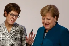 Thủ tướng Đức Angela Merkel (phải) và Tổng thư ký CDU Annegret Kramp-Karrenbauer tại đại hội của đảng CDU ở Hamburg, Đức, ngày 7/12/2018. (Nguồn: AFP/TTXVN)