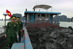 Đội tuần tra kiểm soát Hải đội 2 (Bộ đội Biên phòng Quảng Ninh) kiểm tra tàu vỏ sắt mang biển kiểm soát TB-1991. (Nguồn: TTXVN phát)