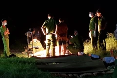 Lực lượng chức năng khám nghiệm hiện trường vụ đuối nước khiến 4 nam thanh niên tử vong. (Ảnh: Tạ Toàn/TTXVN)