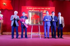 Ban tổ chức trao giải cho tác giả Nguyễn Phước Đức với mẫu biểu trưng tiêu biểu nhất. (Ảnh: Đinh Thùy/TTXVN)