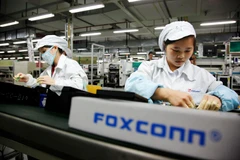 Công nhân Foxconn làm việc trên dây chuyền lắp ráp thiết bị điện tử trong nhà máy ở Thâm Quyến. (Nguồn: Getty Images)