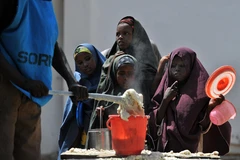 Ảnh tư liệu: Trẻ em Somalia chờ nhận thực phẩm cứu trợ tại khu vực ngoại ô Mogadishu. (Nguồn: AFP/TTXVN)