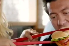 Burger King phải gỡ quảng cáo ăn bánh bằng đũa "xúc phạm châu Á"