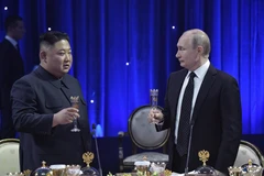 Tổng thống Nga Vladimir Putin (phải) và nhà lãnh đạo Triều Tiên Kim Jong-un trong bữa tiệc chiêu đãi sau cuộc hội đàm tại Trường Đại học Liên bang Viễn Đông ở đảo Rusky thuộc Vladivostok ngày 25/4. (Nguồn: AFP/TTXVN) 