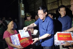 Phó Thủ tướng Vương Đình Huệ cùng đoàn công tác Chính phủ và lãnh đạo tỉnh Quảng Bình đến thăm hỏi, động viên và trao quà cho nhân dân vùng rốn lũ xã Tân Hóa, huyện Minh Hóa (Quảng Bình). (Nguồn: TTXVN phát)