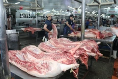 Thịt lợn được giết mổ, chuẩn bị cung ứng ra thị trường tại chợ đầu mối nông sản thực phẩm Hóc Môn, Thành phố Hồ Chí Minh. (Ảnh: Đinh Hằng/TTXVN)