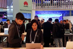 Khách hàng xem các sản phẩm của Huawei trưng bày tại Hội nghị Di động Thế giới 2019 ở Barcelona, Tây Ban Nha ngày 25/2. (Nguồn: THX/TTXVN)