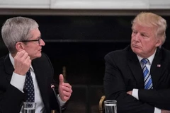 Giám đốc điều hành Apple Tim Cook và Tổng thống Mỹ Trump. (Nguồn: Getty Images)