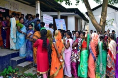 Cử tri xếp hàng vào bỏ phiếu ở một điểm bầu cử ở bang Assam, Ấn Độ. (Nguồn: Reuters)