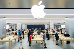 Khách hàng tham quan tại một cửa hàng giới thiệu sản phẩm của Apple ở New York, Mỹ ngày 2/8/2018. (Nguồn: THX/TTXVN)