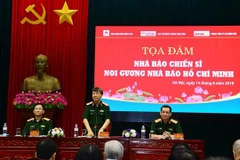 Thiếu tướng Phạm Văn Huấn, Bí thư Đảng ủy, Tổng biên tập Báo Quân đội nhân dân phát biểu tại tọa đàm.(Nguồn: Báo QĐND)