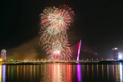 Bắn pháo hoa kỷ niệm 22 năm thành phố Đà Nẵng trực thuộc Trung ương. (Ảnh: Trần Lê Lâm/TTXVN)