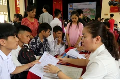 Năm nay, ngoài học sinh của Lào Cai còn có các học sinh đến từ các tỉnh Lai Châu, Yên Bái đến làm thủ tục nhập học. (Ảnh: nguyễn Quốc/Vietnam+)