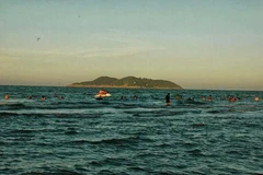 Nghệ An: Đưa 7 du khách gặp sự cố trên biển vào bờ an toàn