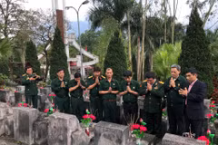 Hội Cựu Chiến binh TTXVN thắp hương tưởng niệm các anh hùng liệt sỹ tại Nghĩa trang Quốc gia Vị Xuyên. (Ảnh: PV/Vietnam+)