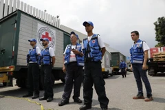 Các điều phối viên tại kho tiếp nhận hàng viện trợ của ICRC cho Venezuela, ngày 16/4. (Nguồn: AP)