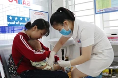 Người dân Đắk Lắk tiêm phòng cho trẻ. (Ảnh: Tuấn Anh/TTXVN)